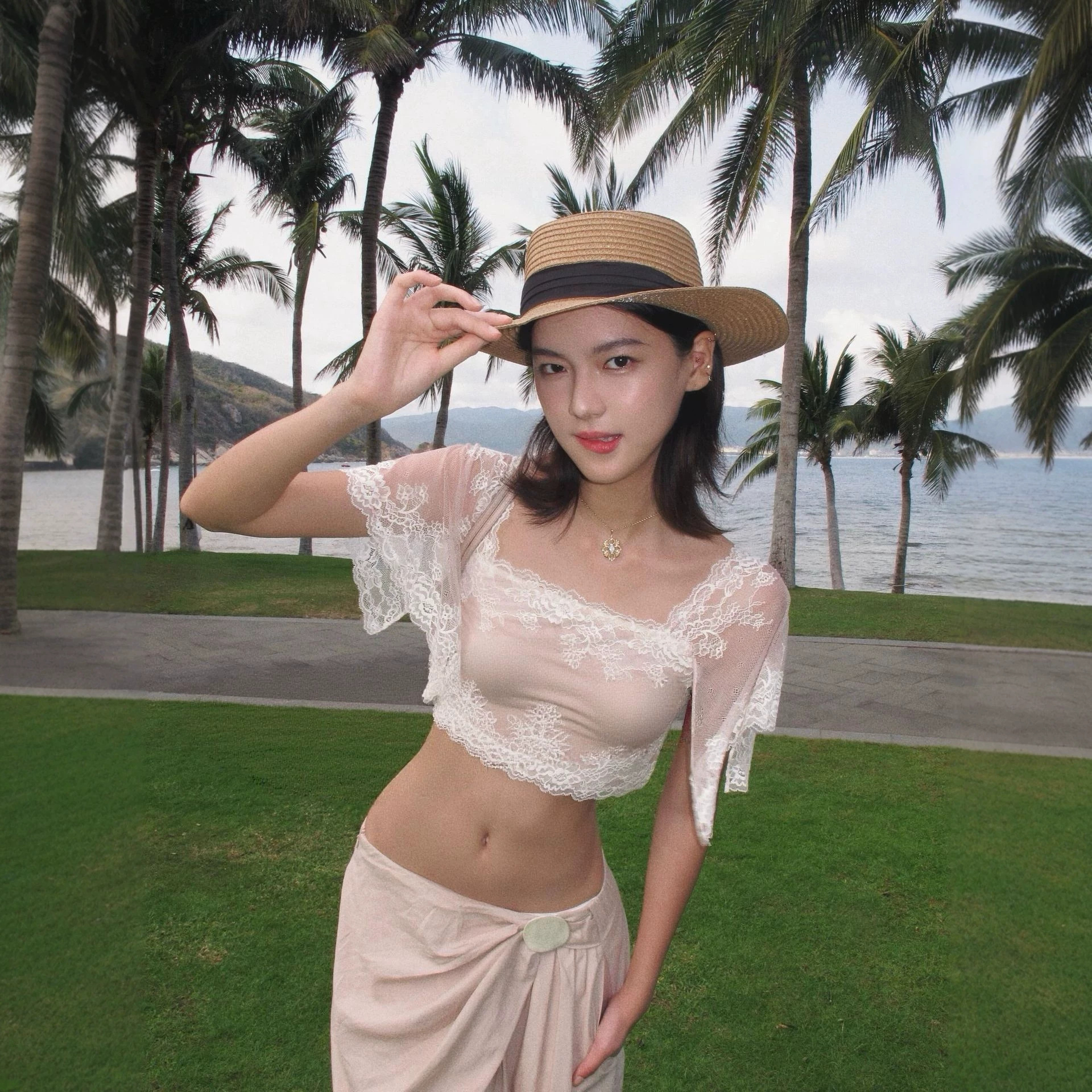 French-Style Pure Desire Lace Square-Neck Short Top for Women, New Summer Style, Gentle and Fairy-Like Fluttering Sleeves, Waist-Revealing Slim-Fit Blouse