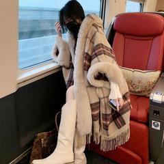 大きいサイズの秋冬は帽子の外でぬいぐるみのマントのストールを掛けます。