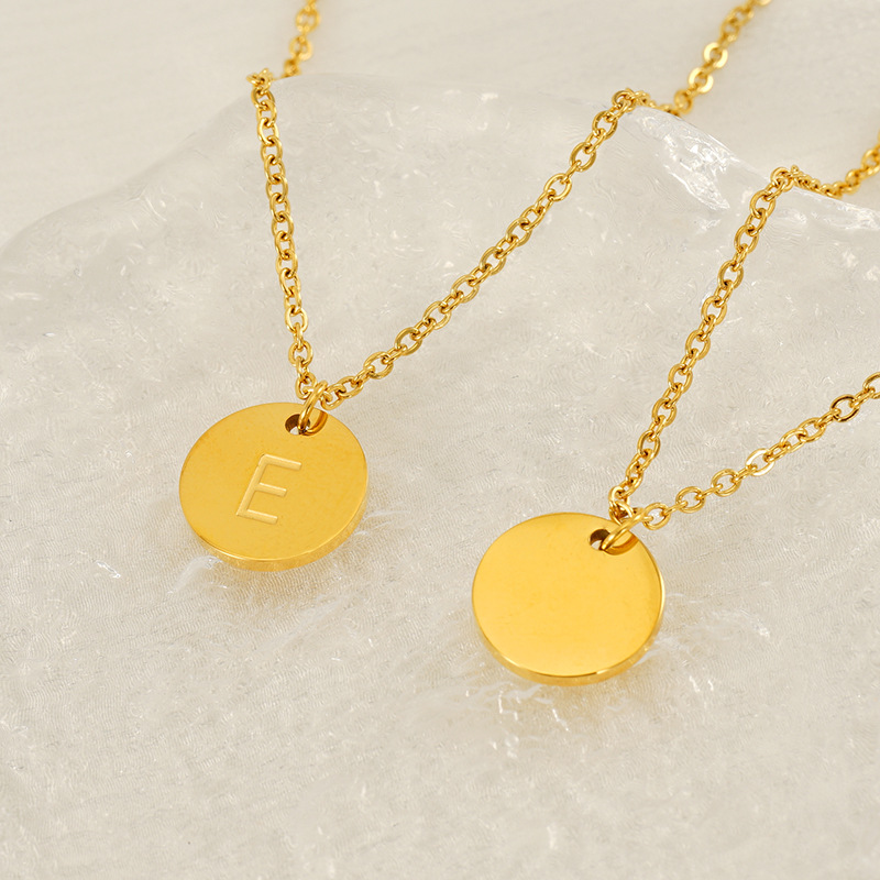 Europa y los Estados Unidos venta caliente alta sensación de colgante de letras de acero inoxidable collar de oro de acero titanio inglés al por mayor cadena clavícula