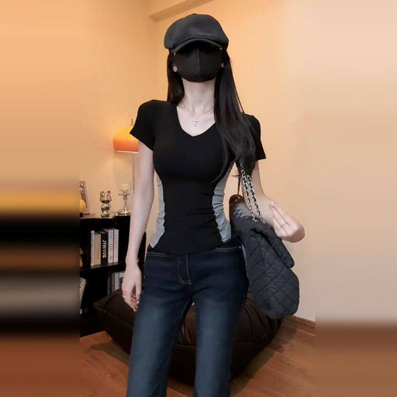 Áo thun nữ cổ chữ V bó sát tay ngắn phối màu tương phản — màu đen chi tiết 9