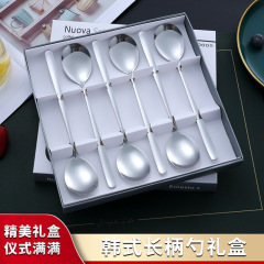 ステンレスの韓国式食器のスプーンのネットの赤いスプーンのアイデアのアイスクリームのデザートのスープの長い柄の食事のスプーンのギフトボックスのセット