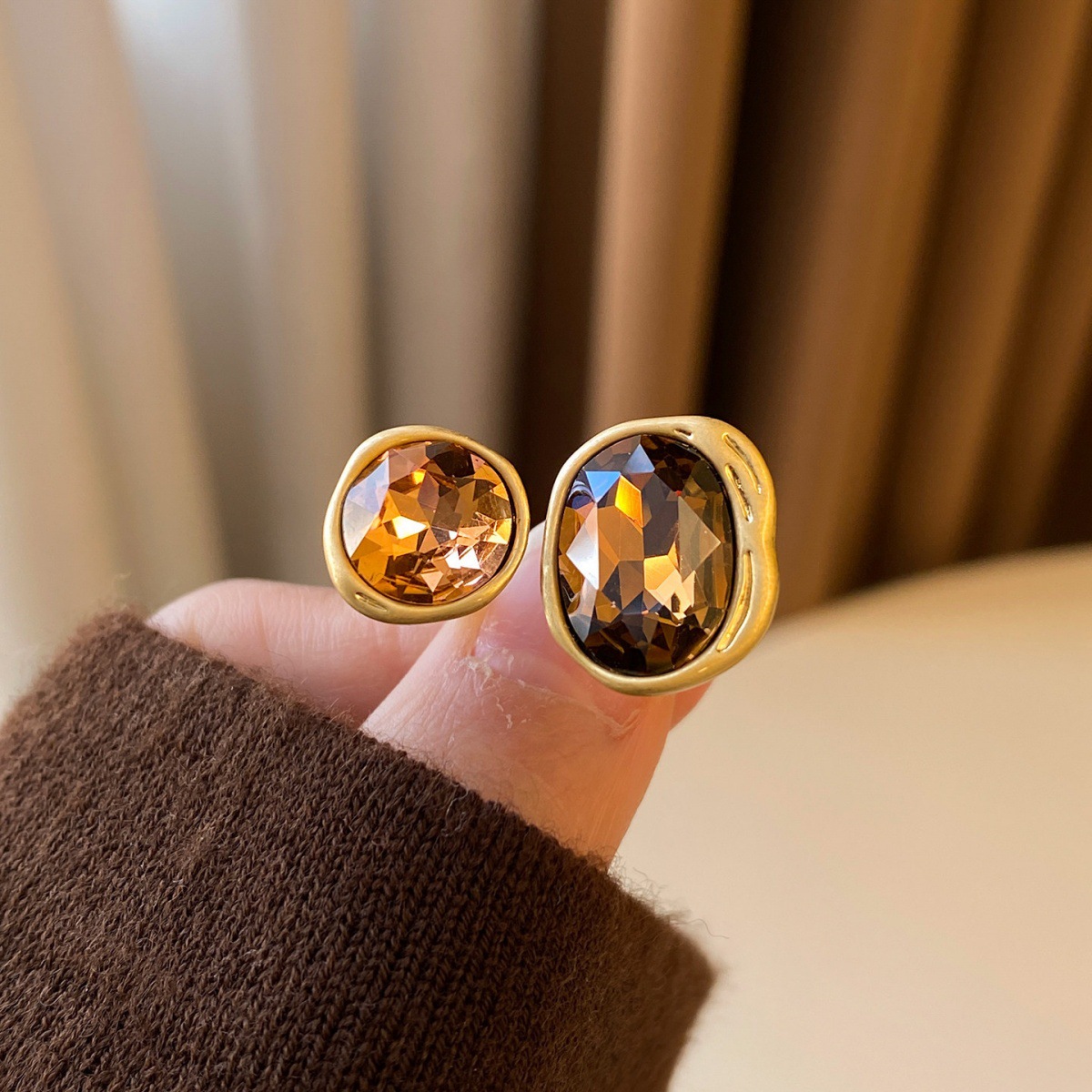 French court style oval open ring, niche high-end aesthetic, Maillard style vintage index finger ring, minimalist ring