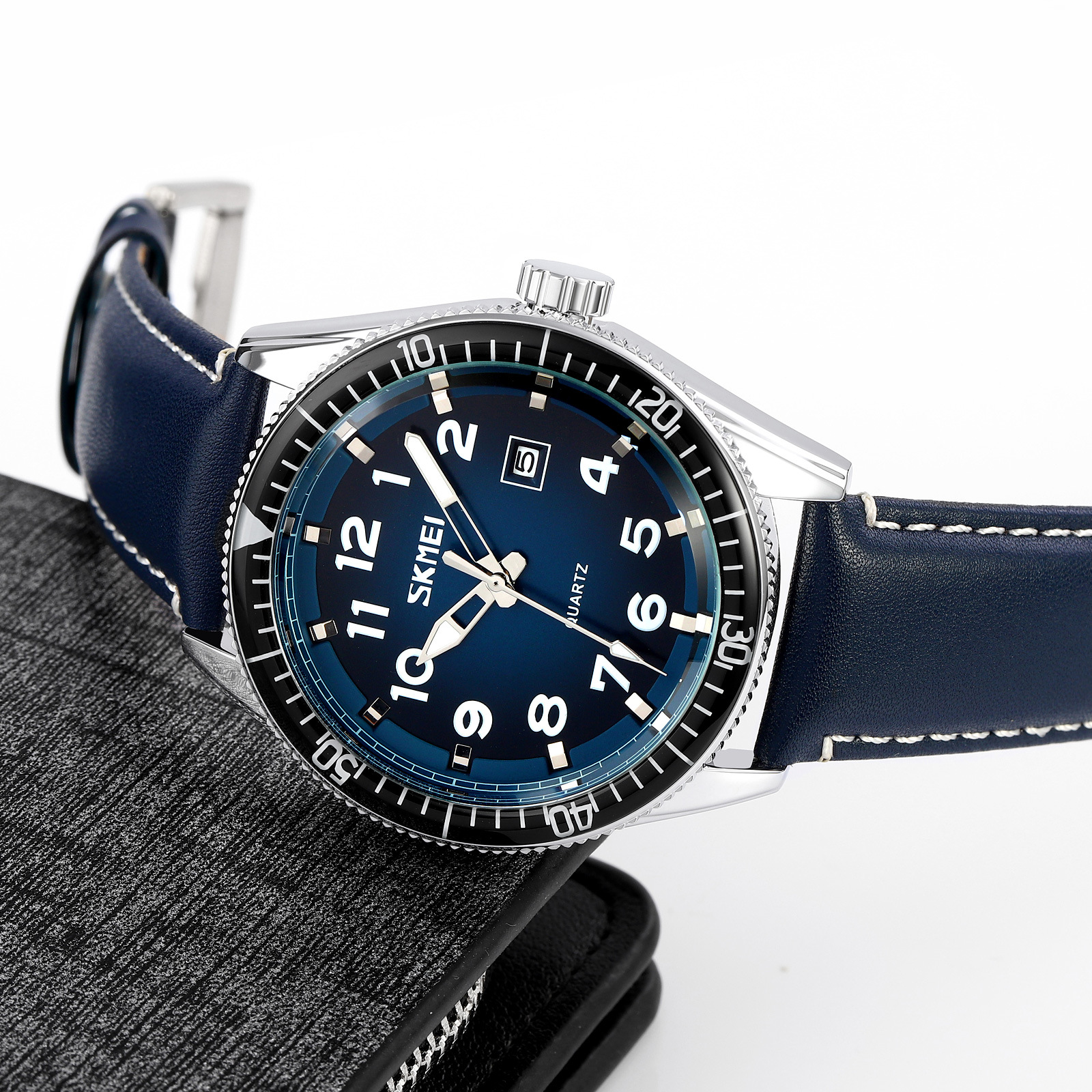 Momento de relojes de cuarzo para hombres ocio reloj de acero de negocios impermeable calendario único reloj fuente de fábrica al por mayor en stock
