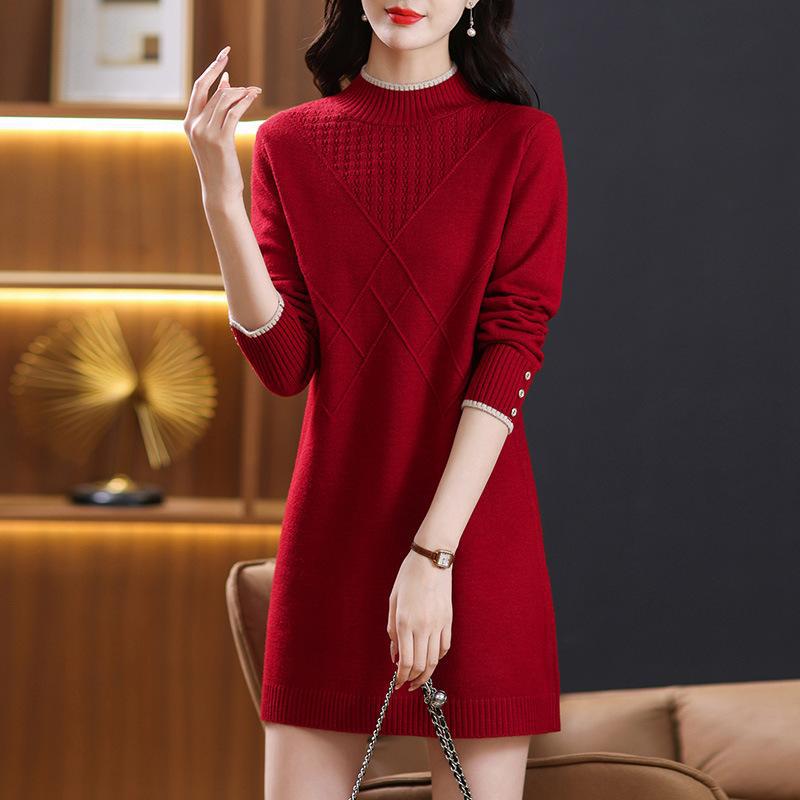 中長のセーターの女性がお尻を遮る洋気秋冬2024の新型の半高襟の底のシャツを厚くしてコートの中に合わせます。