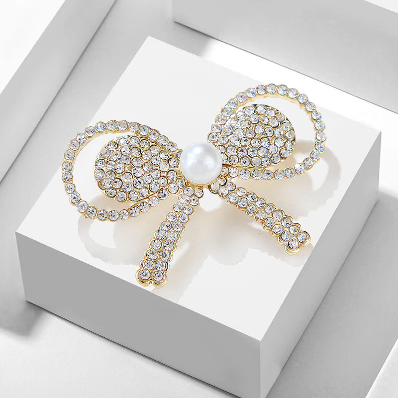 Koreansk mote skinnende sløyfe diamantperlebrosje legeringsnål dameklærtilbehør_voghion.com