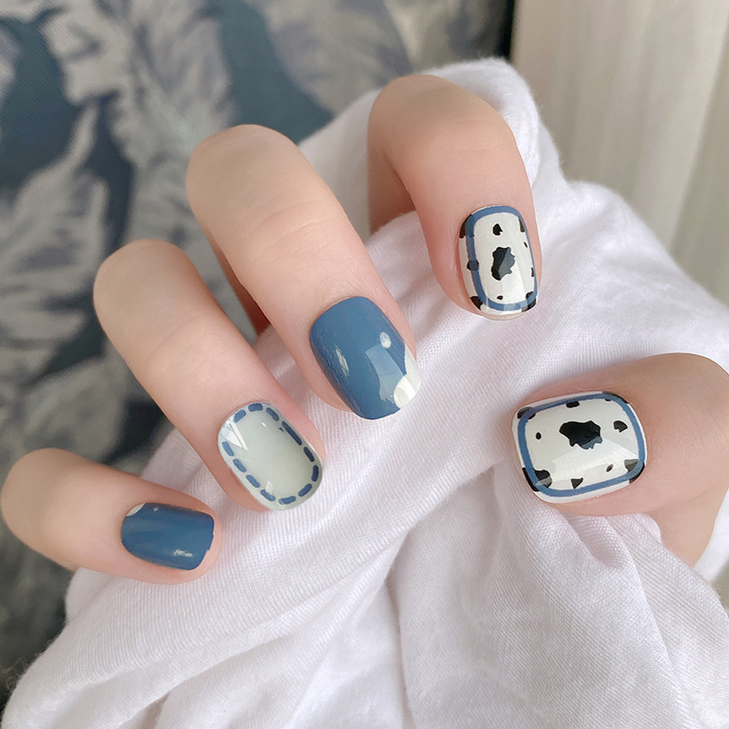 Azul y blanco de vaca manicure, manicure corta, fresca y encantadora, 24 piezas empaquetadas, parches de uñas terminados.