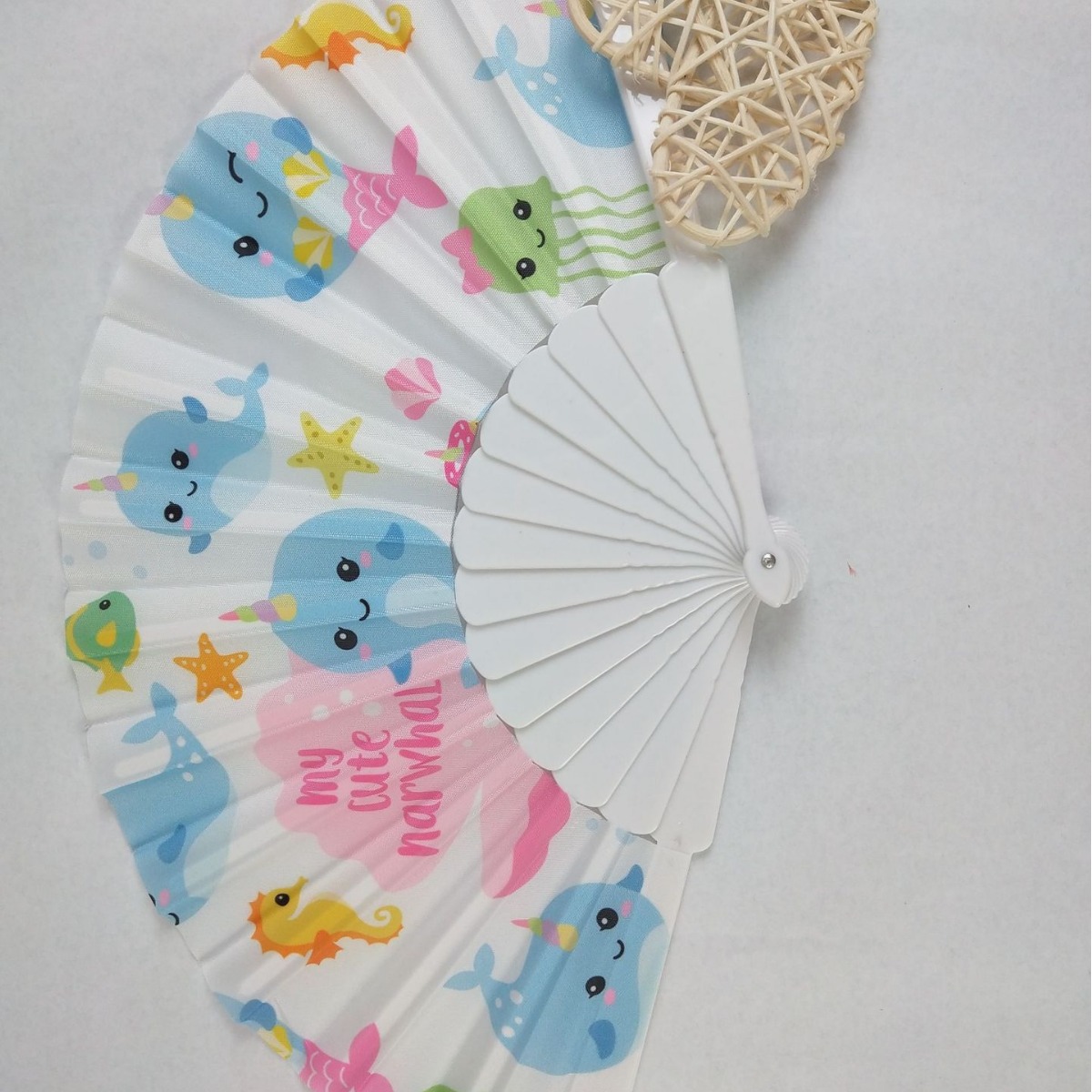 En stock 23cm hueso de plástico fresco ventilador plegable de plástico ventilador de una sola cara coloridas escamas de pescado