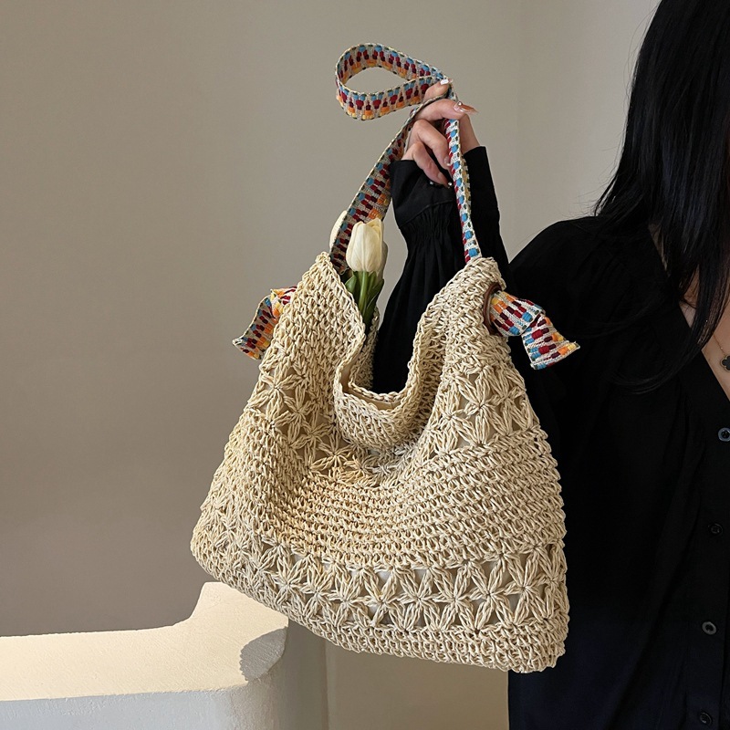 Straw capacious ethnic shoulder bag