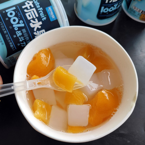 Drop shipping three squirrels two-color canned fruit 300g/can coconut fruit extruded and deformed in summer