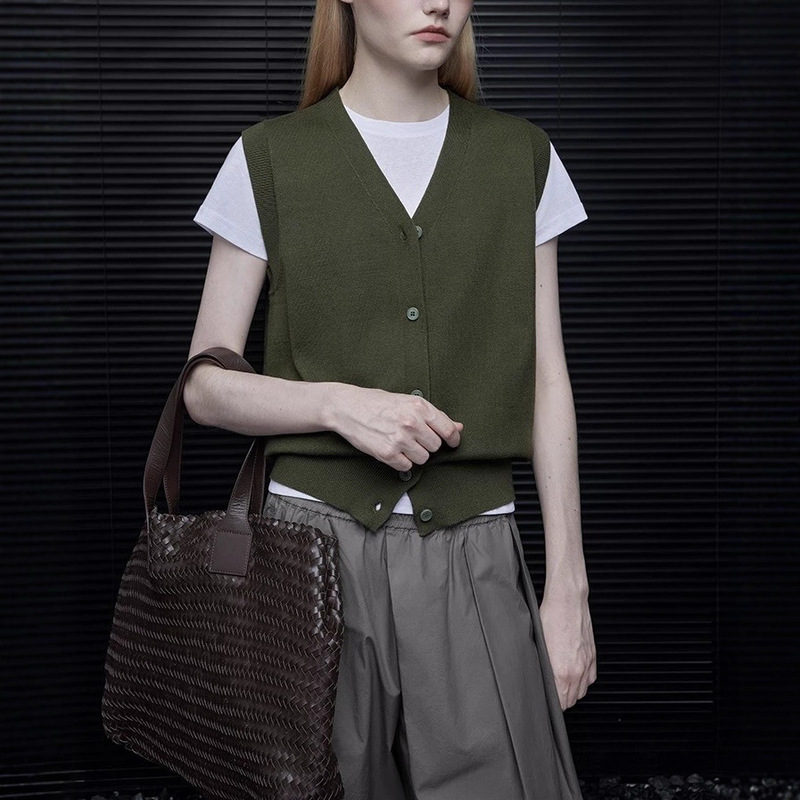 Army Green Knitted V-Neck Vest Cardigan for Women 2025 Spring and Autum New Style Fashionable and Lazy Style