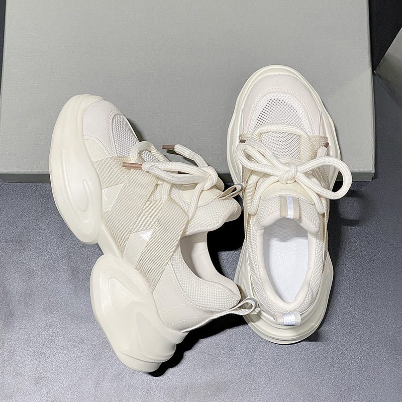 Zapatos para mujeres de primavera y otoño 2024 nuevos zapatos deportivos casuales blancos con suela gruesa muffin