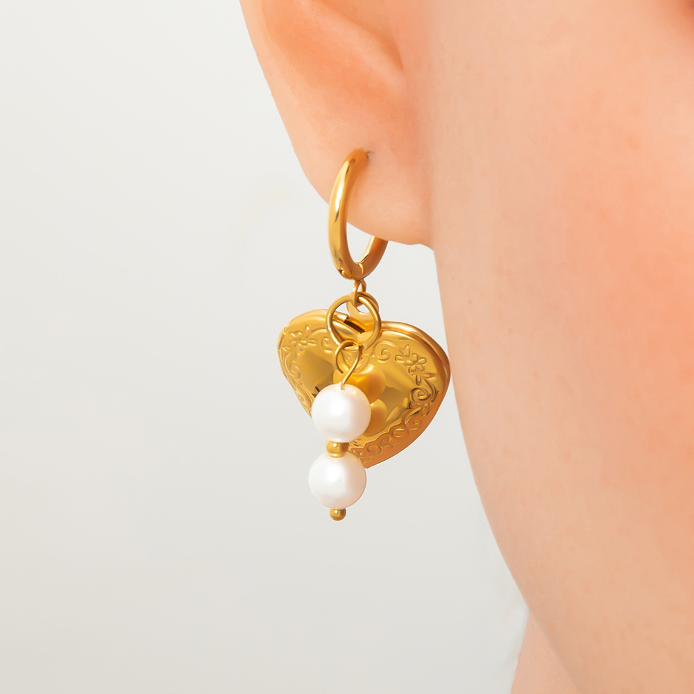 304 Stainless Steel Ear Needle Material PVD Coated Real Gold Plated 18K Gold Heart Shape 304 Stainless Steel Simple Style Waterproof Non Tarnish Charm Sleeper Hoop Earrings Drop Earrings