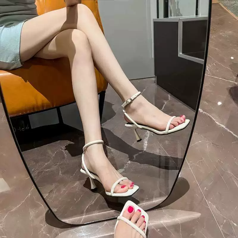Французские белые туфли на толстом каблуке для женщин 2025, новые сандалии с квадратным носком для летнего ношения на улице.