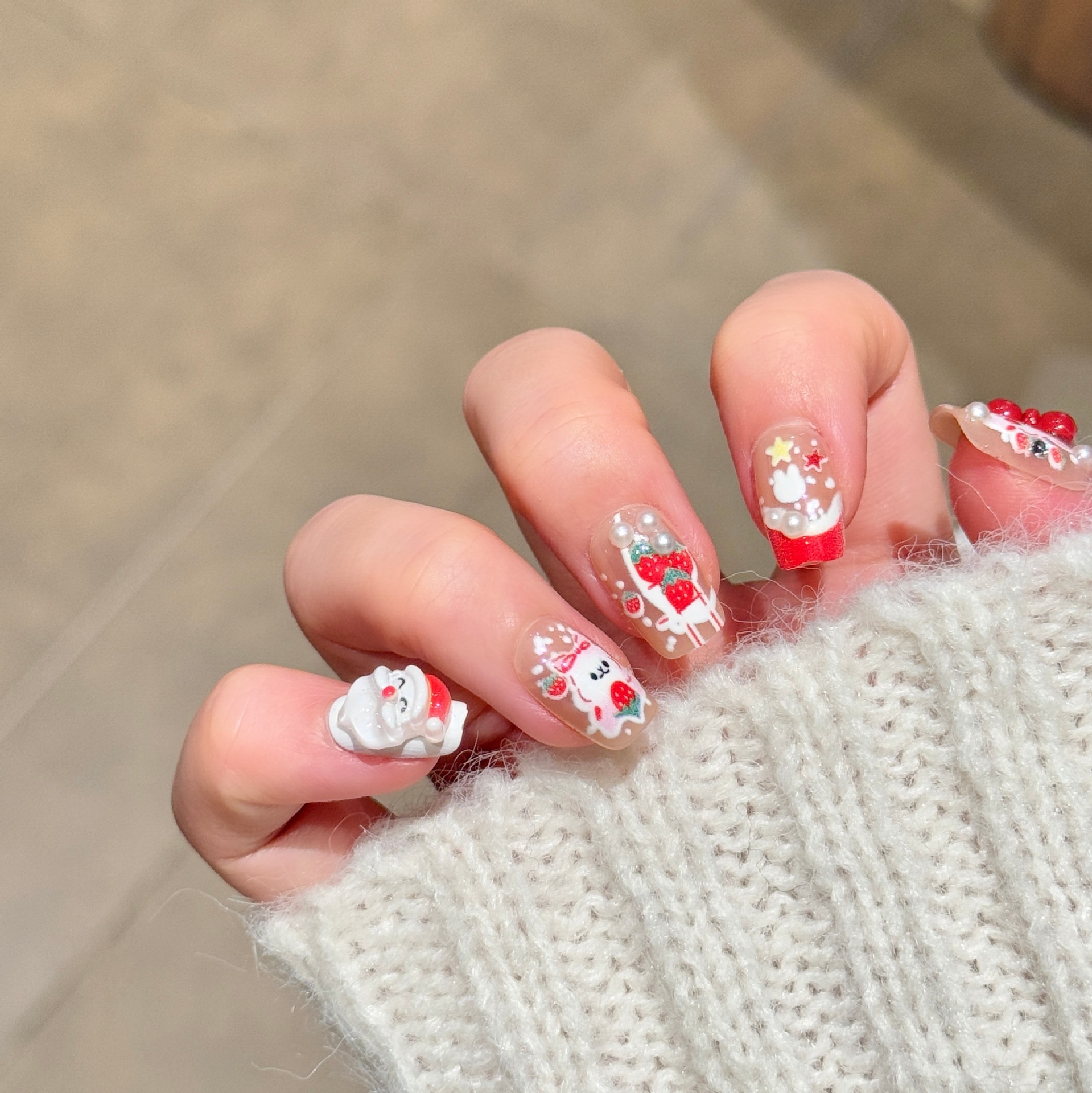 Papá Noel estereoscópico encantador usaba un arco blanco rojo de manicure, productos terminados de manicure desmontables cortos