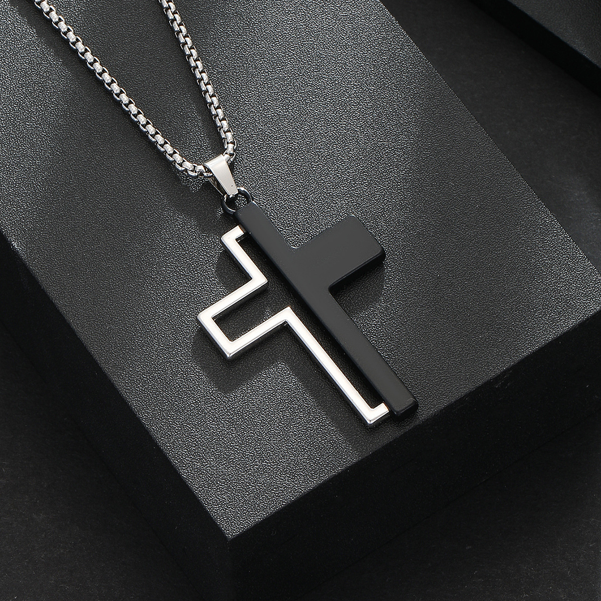 Collana con croce bianca nera lucida, felpa con cappuccio da uomo di nicchia alla moda con un design a collana lunga e accessori_voghion.com