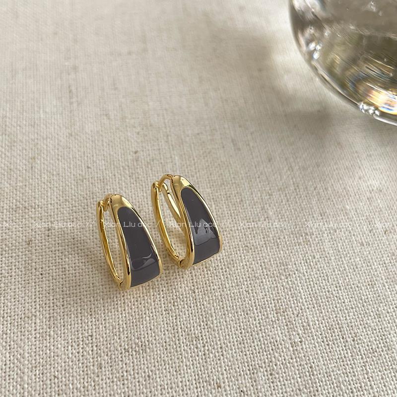 Eleganti orecchini smaltati per le donne con un design di nicchia, fibbie per orecchini di alta qualità, temperamento semplice, orecchini unici famosi su Internet,_voghion.com