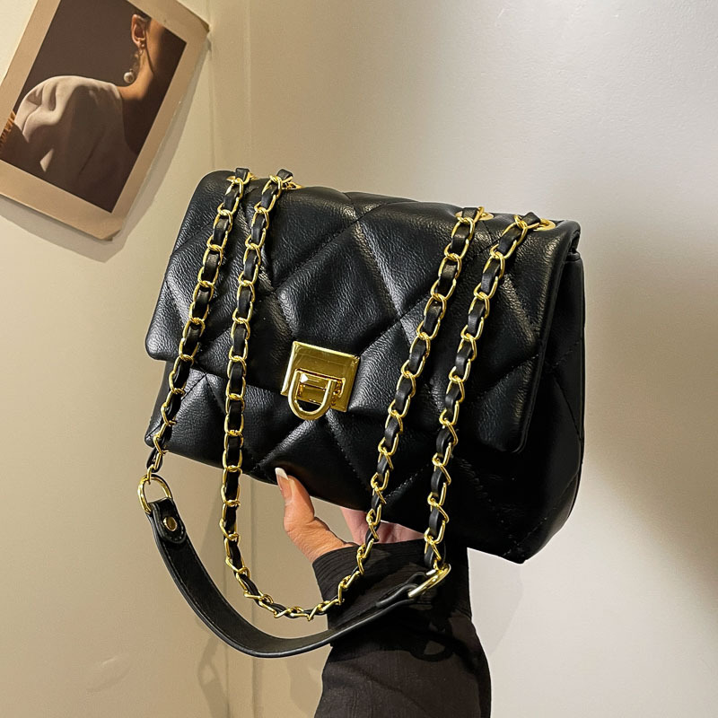 Capacious fashionable one-shoulder bag with diamond pattern