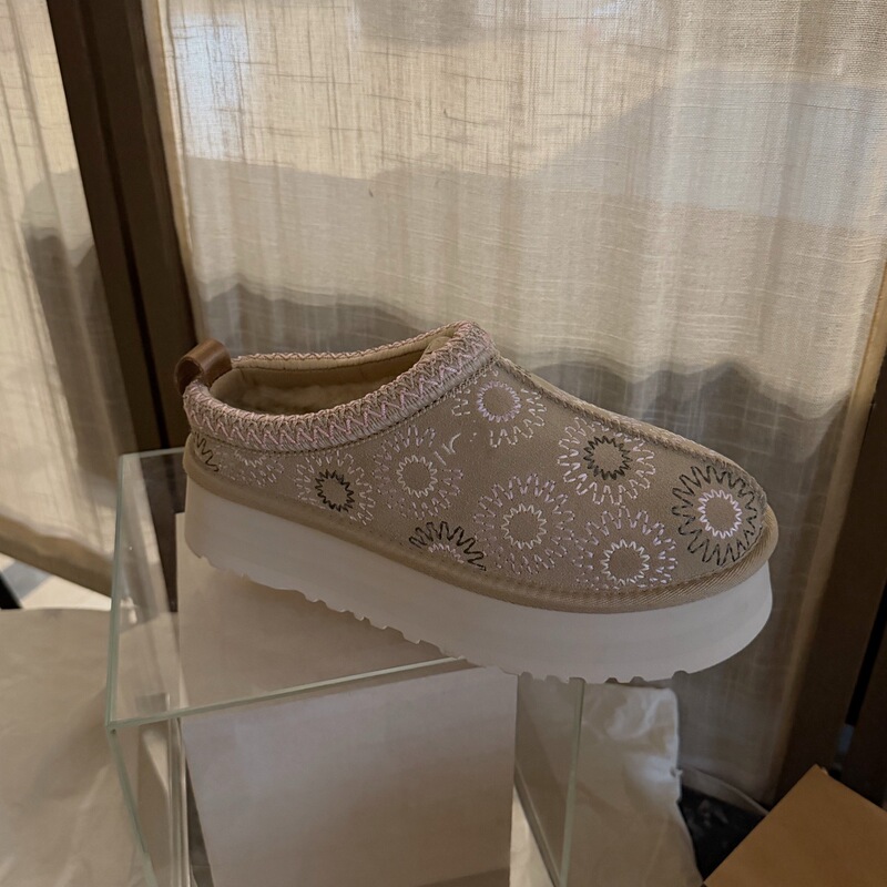 2026 New Model Sunrise Ethnic Style Embroidered Thick-Soled Snow Boots for Women, Sheepskin and Fur Integrated, Winter Warm Slip-On Cotton Boots