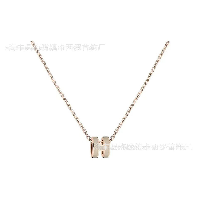 Aijia 銅合金メッキ 18KH レターネックレス、女性用クラシックエナメルペンダント、軽くて豪華なニッチな鎖骨チェーン、親友へのギフトに最適|undefined