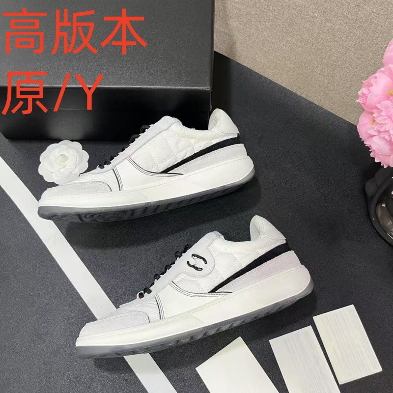 Universal low white white sneakers with shoelaces platform