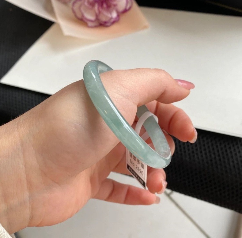 Vòng tay ngọc bích tự nhiên Miến Điện A màu xanh nhạt dạng tròn mảnh chi tiết 6