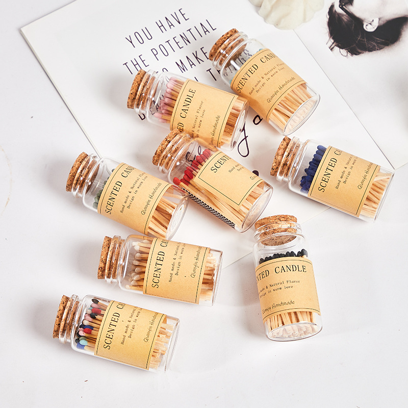 Velas de aromaterapia, botellas de vidrio con bayoneta, fósforos, cerillas de tallo de madera anticuadas, encendedor de cigarrillos, decoración fotográfica de viento