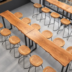 北欧の実木バーのテーブルは現代的にシンプルで壁に寄りかかっています。