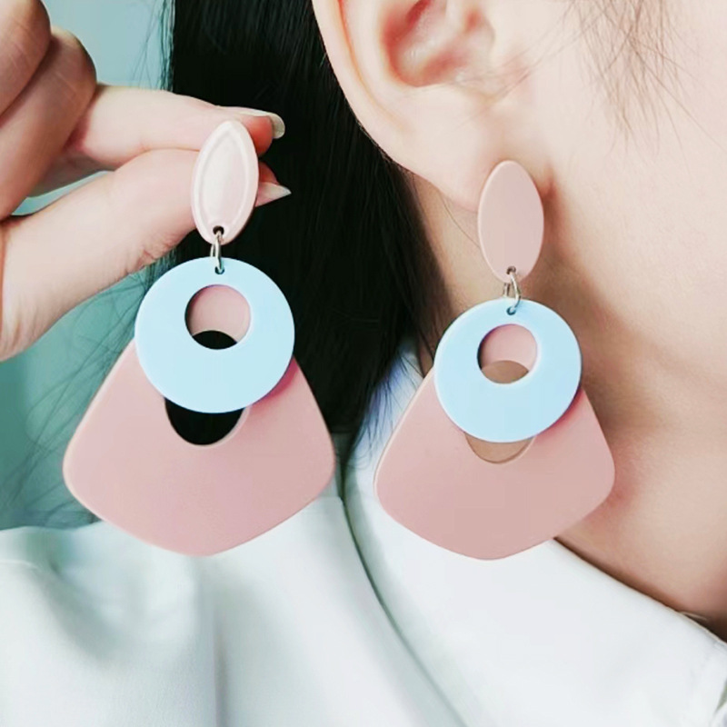 新商品の幾何学的な円形の透かし彫りのピアスのアクリルのイヤリングは誇張して個性的です。|undefined