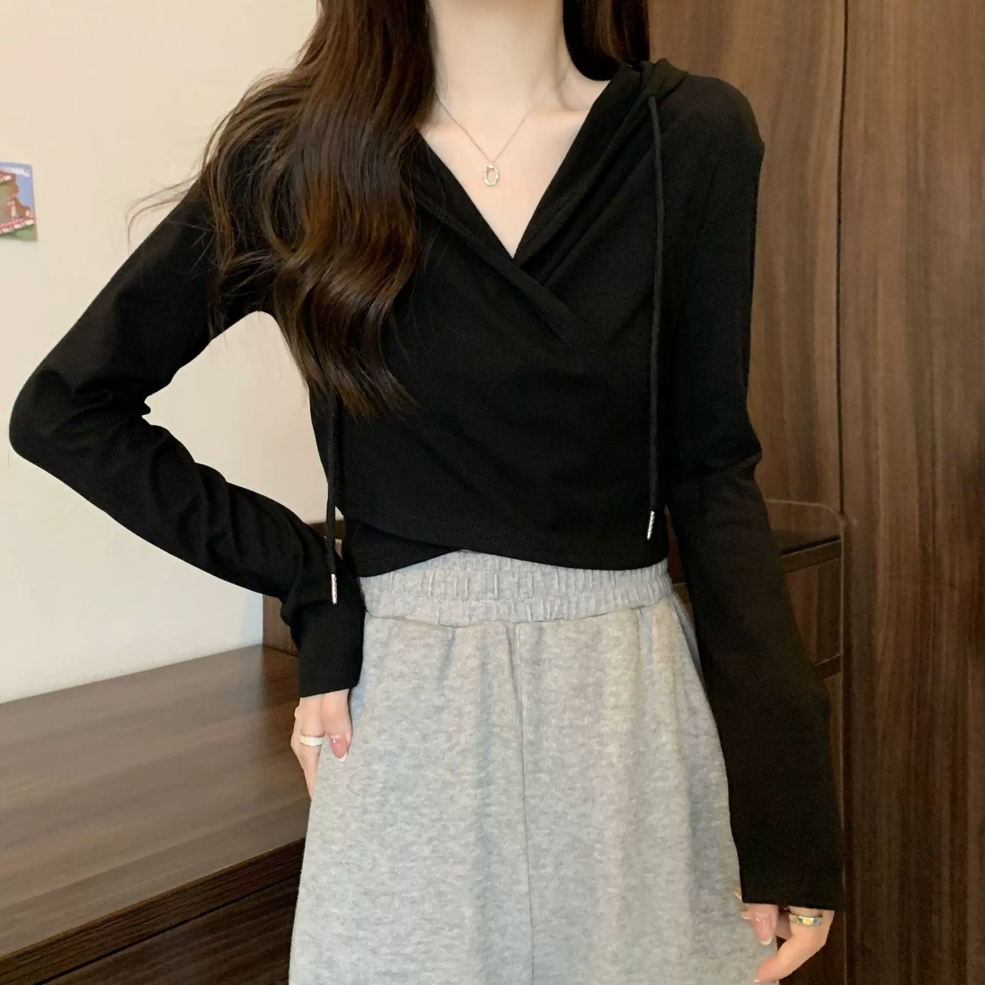 设计感小众独特交叉V领修身显瘦上衣连帽短款打底衫长袖t恤女秋季