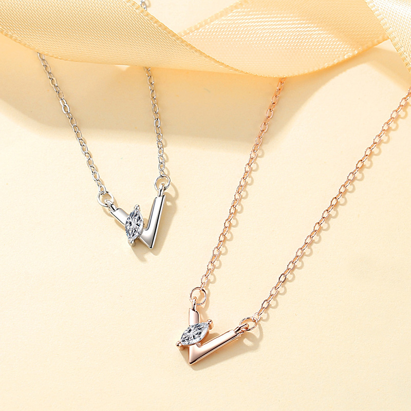 S925 collar de plata esterlina letra V simple collar al por mayor nicho femenino diseño sentido joyería clavícula cadena ins estilo frío