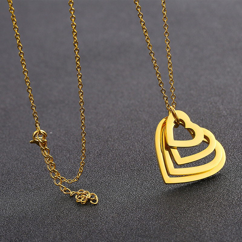 La nostra collana minimalista a strati unisce catene delicate e lusso discreto. Indossala come un piccolo promemoria della tua bellezza e della tua serena sicurezza._voghion.com