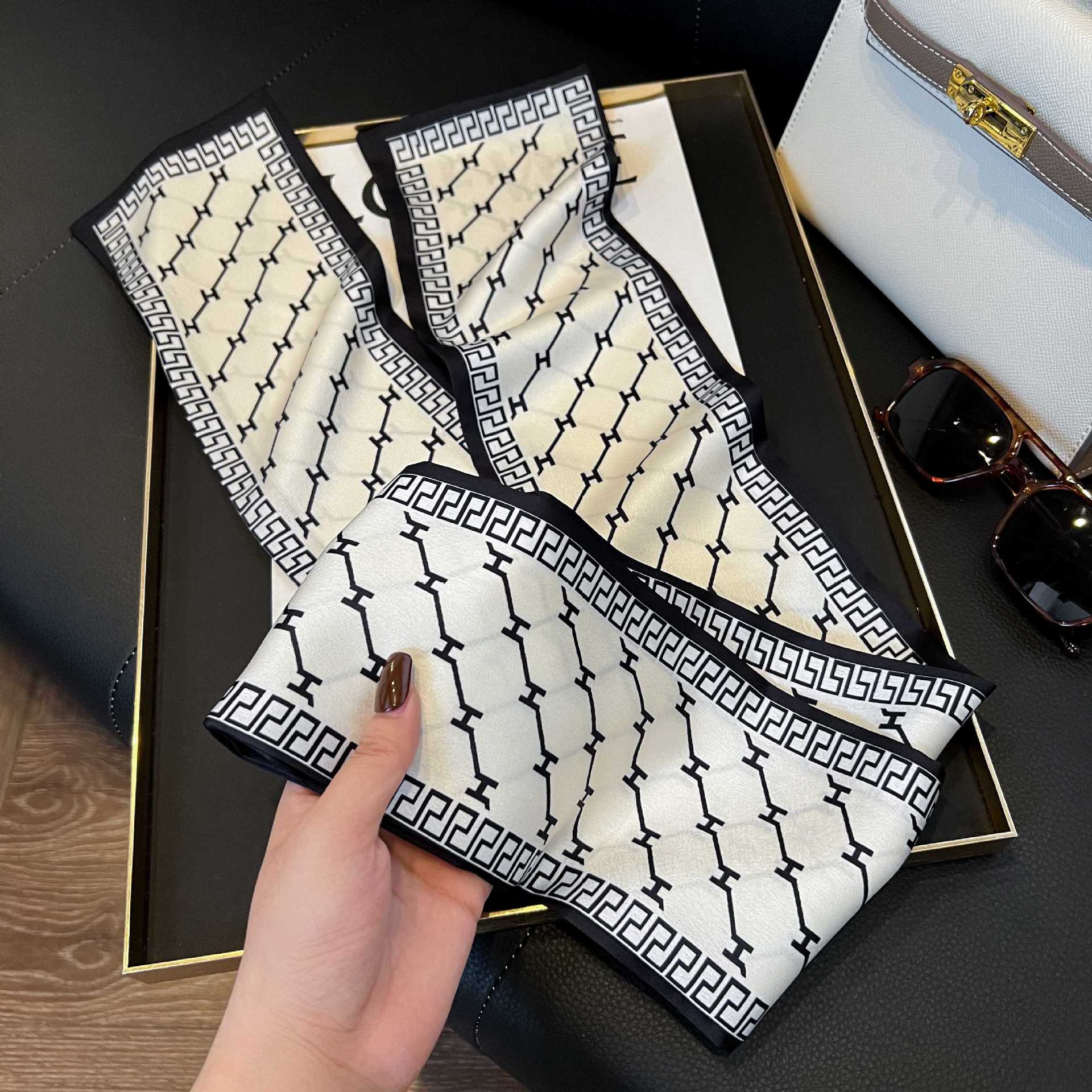 Nueva bufanda de seda pequeña banda larga estrecha para el cabello mujer estilo primavera y otoño moda madre bufanda estilo verano estilo fino serpentina bufanda al por mayor