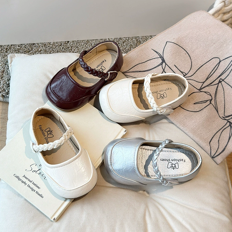 Маленькие кожаные туфли для девочек с квадратным ртом весной и летом 2025 года новые сплошные сплошные тканые маленькие и средние детские танцевальные туфли