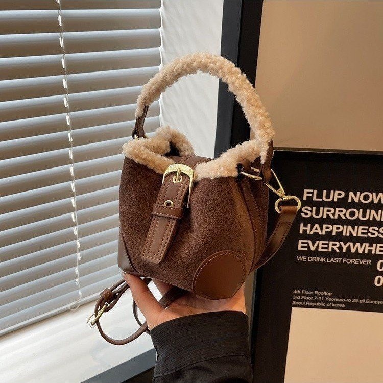 Otoño y invierno nuevo bolso infantil de lana de cordero Meilade mini bolso de cubo retro mochila mochila de mujer