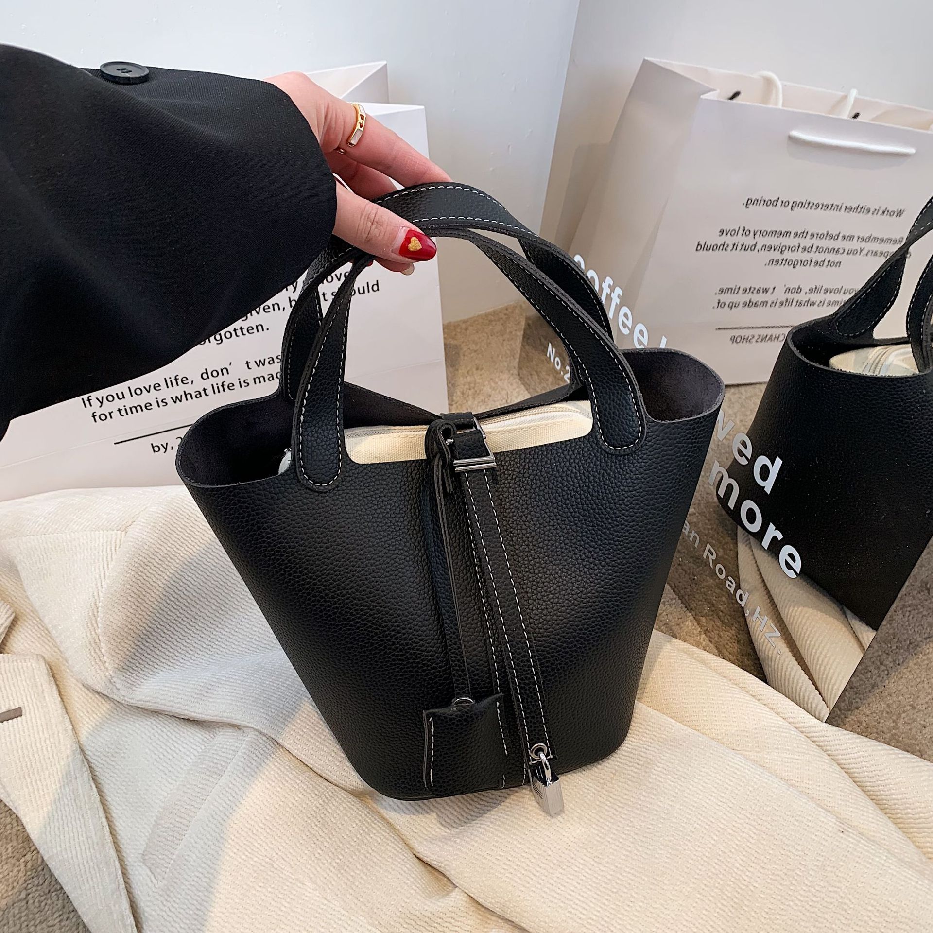 Bolsa de diseño de nicho de alta gama para mujeres 2023 nueva moda de moda simple bolsa de cubo popular bolsa de cesta de verduras portátil