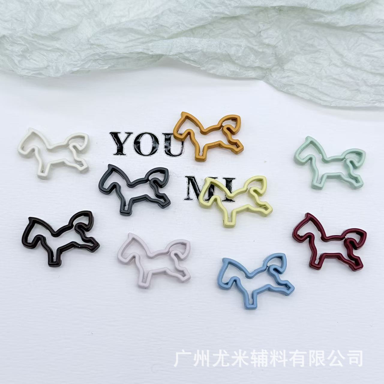 马卡龙彩色抽芯喷漆合金有眼扣线条镂空小马针织毛衣衬衣五金吊牌