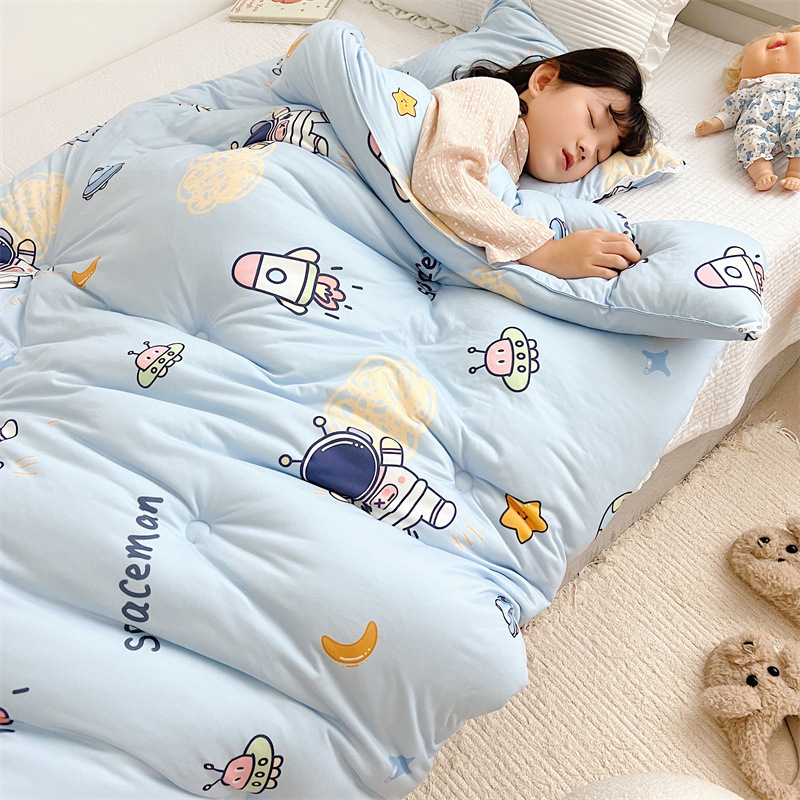 우주 비행사-베개가없는 파란색