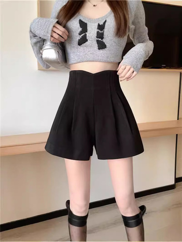Wear wide-leg black autumn woolen a-line new style boots and pants, small man, high-waist loose casual shorts, women's base