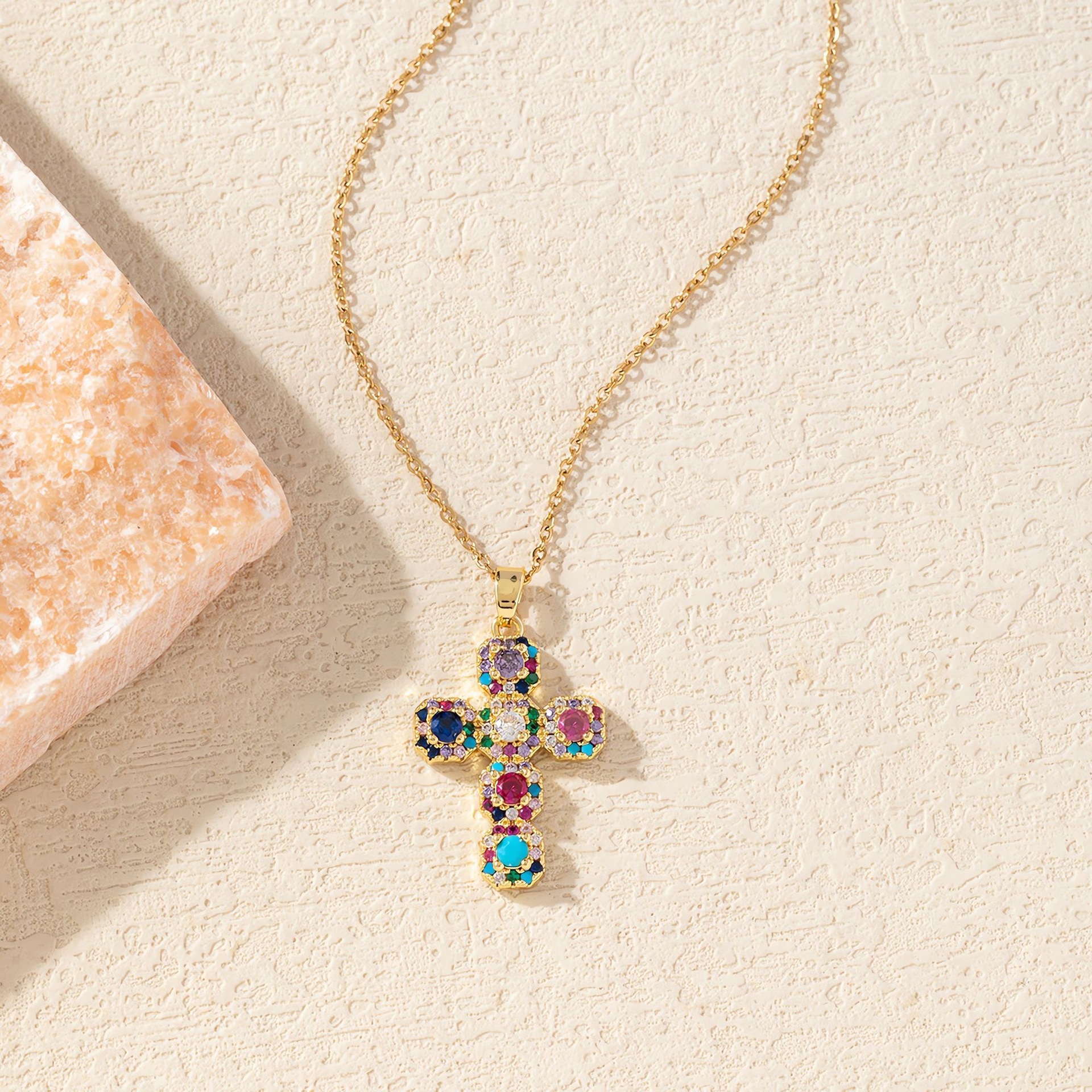 La moda europea y americana personalidad collar de cruz de color diamante completo colgante de zircon de alta calidad lujo ligero universal cadena de clavícula
