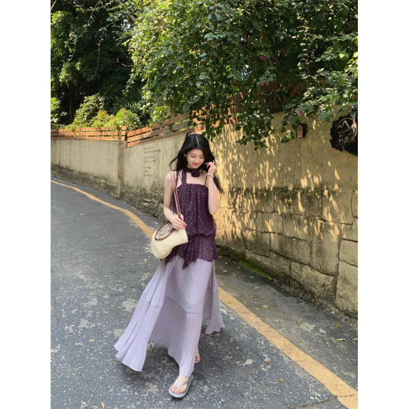 Реальный снимок в наличии: французский курортный стиль, фиолетовый шифоновый топ с лямкой на бретельках в горошек + лямка с цветком + плиссированная юбка