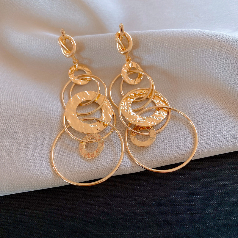 Agujas de plata transfronterizas redondas de textura aretes de bordas metalles europeos y estadounidenses pernos de aretes personales fríos exagerados aretes image 10