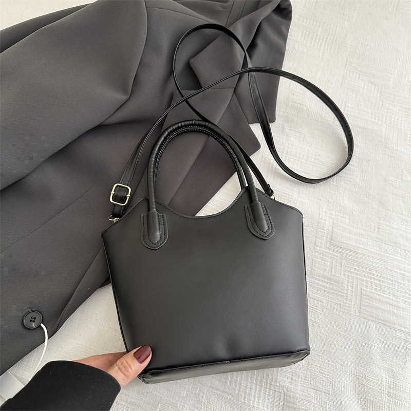 Este año, bolsos populares vintage para mujeres otoño y invierno 025 nuevo bolso de mochila de nicho de diseño de bolso de cubo de viaje portátil