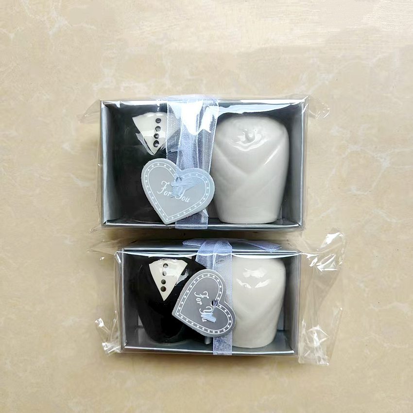 작은 흑백 드레스 조미료 병 한 쌍