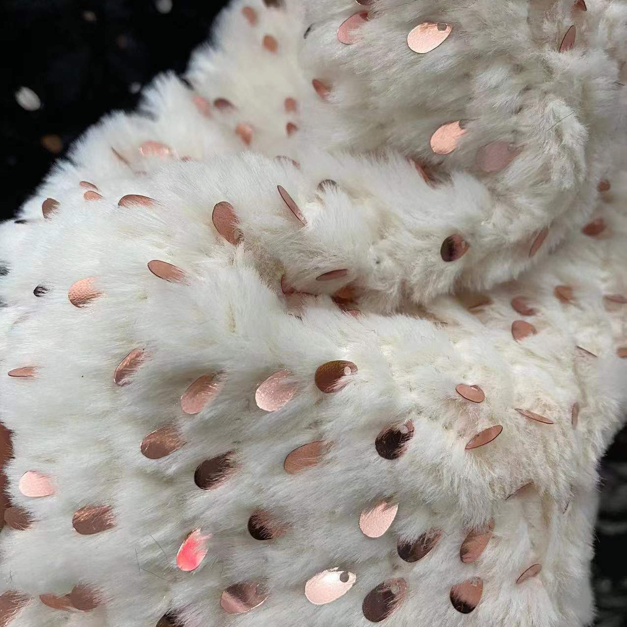 绒布绣片鞋帽服装兔毛围脖毛绒布七彩家纺绣花童装外套时尚面料