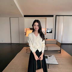pusumede 黑色v领针织开衫女秋冬新款复古气质短款修身长袖上衣