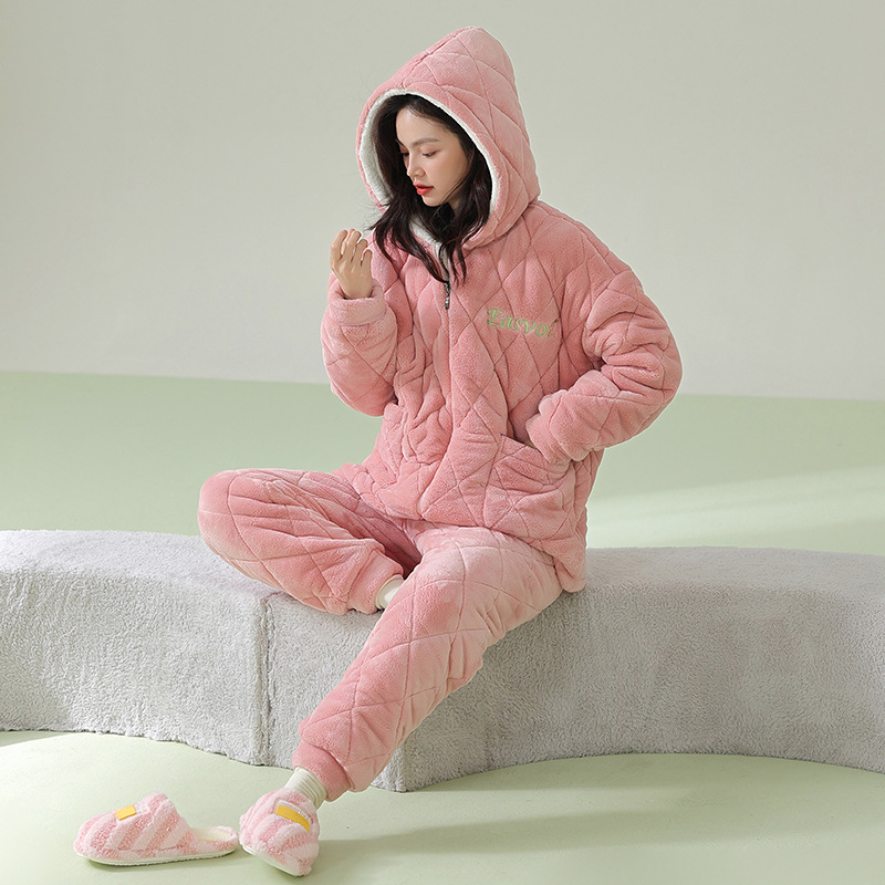 【綿を挟んで暖かい服】冬に綿を挟んでカップルのパジャマを厚くしてサンゴの毛を温めます。