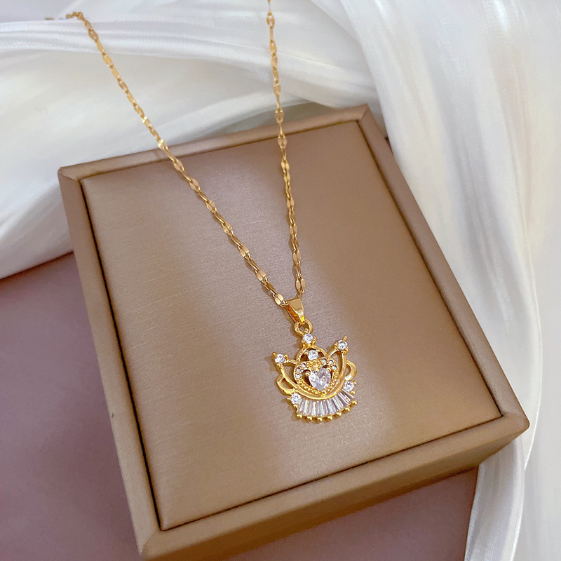 Collar con colgante de corona y circonitas chapado en oro_voghion.com