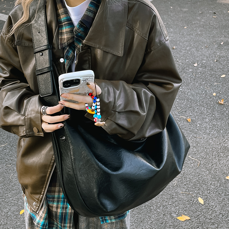 复古软面大容量黑色饺子包包女大容量机车包单肩斜挎托特包女包包