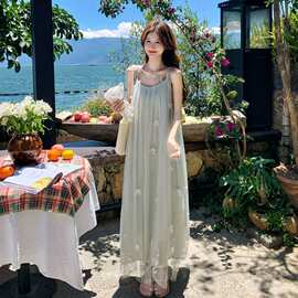 绿色森系轻氧度假风连衣裙2026新款夏日法式高级感立体蝴蝶吊带裙
