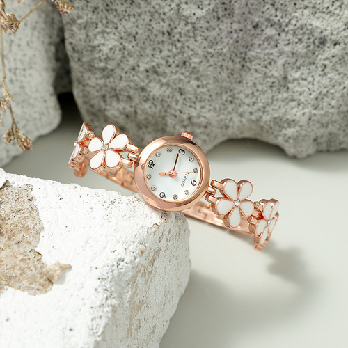 Factory direct sales, women's gift set, fashionable flower base oil chain British watch, versatile daisy 5-piece set